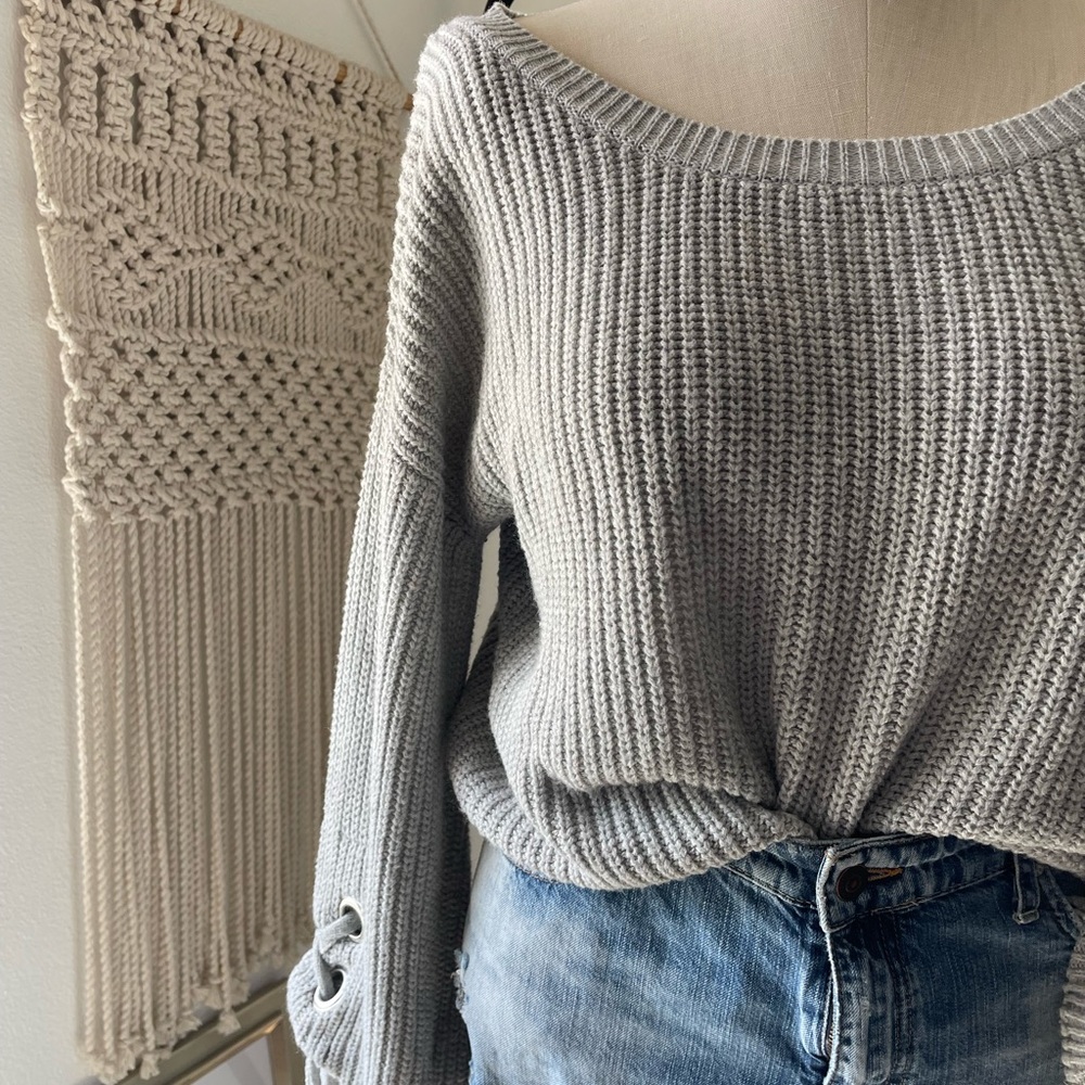 Grey pullover knit sweater. - Picture 4 of 4